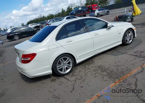 2012 Mercedes-Benz C 250 Sport z USA, uszkodzony, nr VIN WDDGF4HB5CR222002